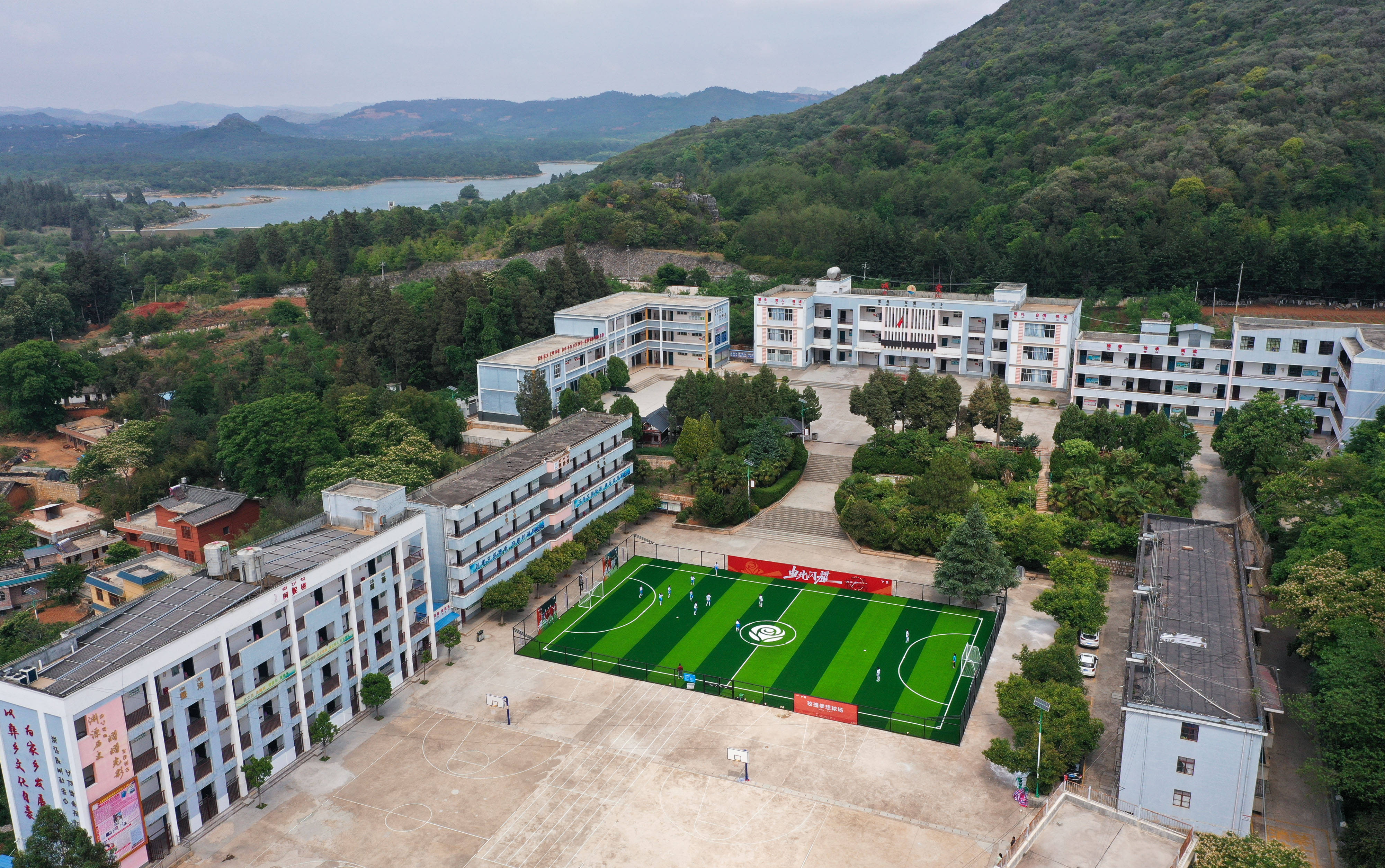 包含特色足球体验馆在全国多个城市陆续落地，推广全民运动的词条
