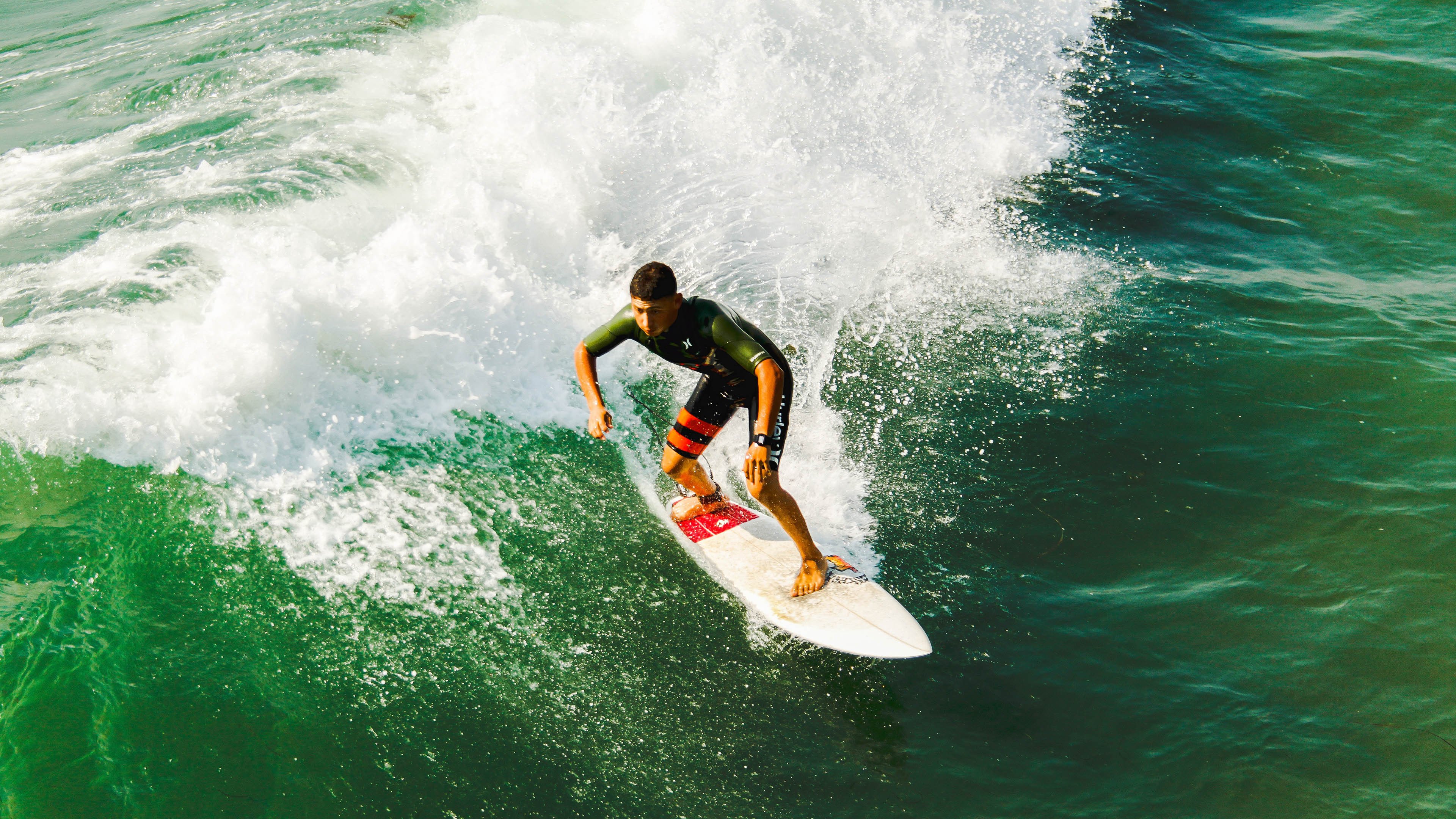 “极速追逐”——现场实时追踪比赛动态，极速追逃